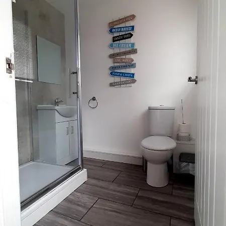2 Bedroom Chalet All To Yourself, Free Parking, Dogs Welcome Swansea Exterior photo